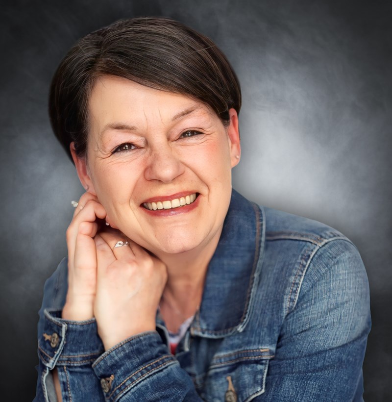 Mme Suzanne Paradis